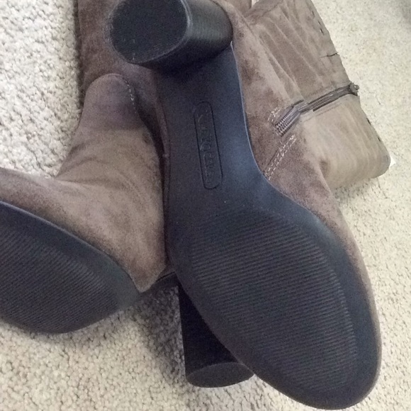 BROWN FAUX SUEDE BOOTS 👢. Size 6.5 with 3” heels - Picture 5 of 7